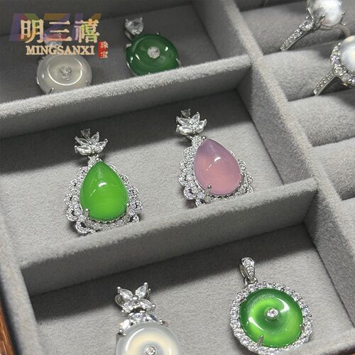 天然玉髓鸽子蛋吊坠满钻镶嵌天然玉石高冰粉玉髓平安扣吊坠轻奢风