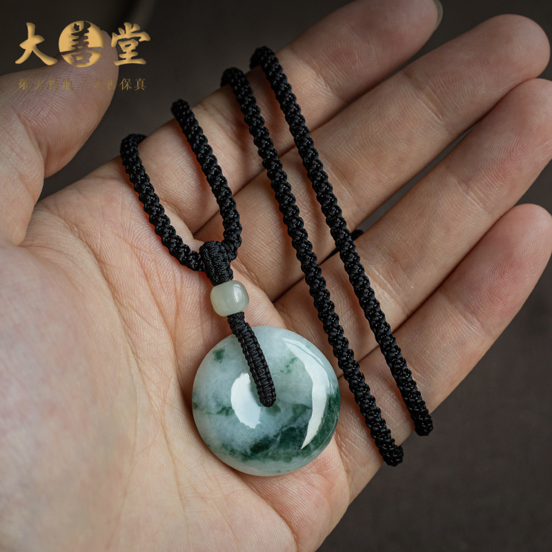 天然保真翡翠质地细腻