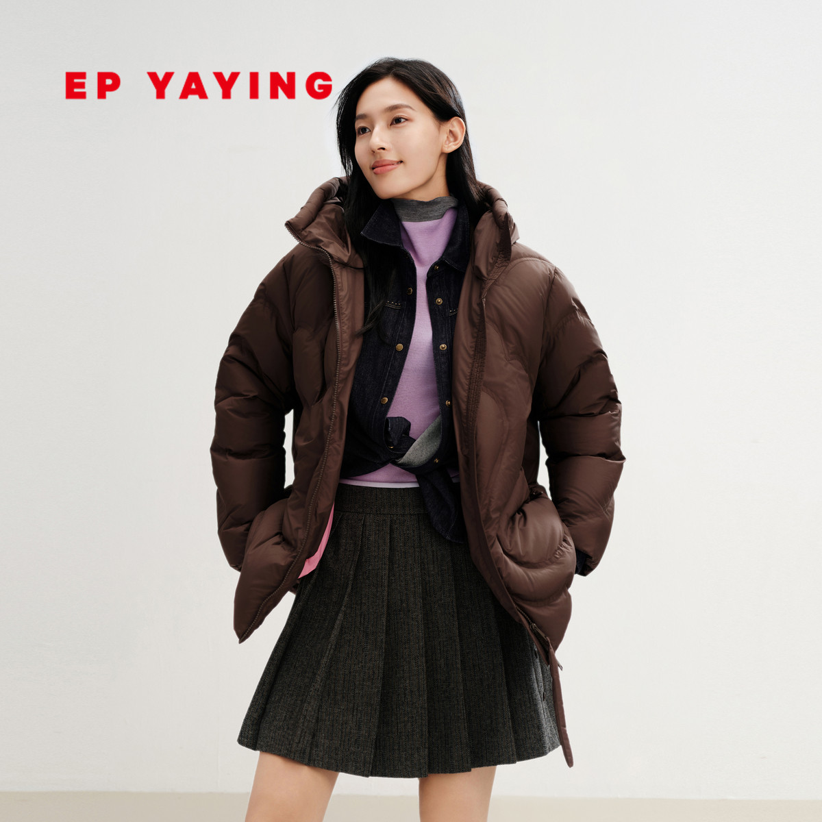 雅莹90白鹅绒连帽泡芙羽绒服