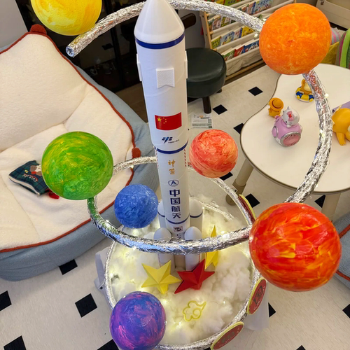 幼儿园美工航空航天科技小制作手工diy锡纸pvc管空中隔断环创吊饰