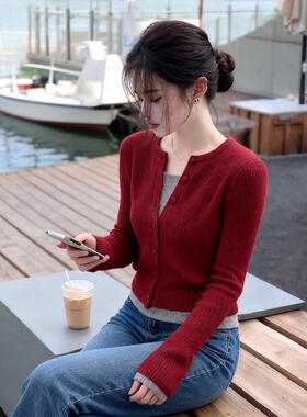 红色蕾丝拼接露肩T恤款2026季穿搭氛围感短款内搭打底衫上衣0115k