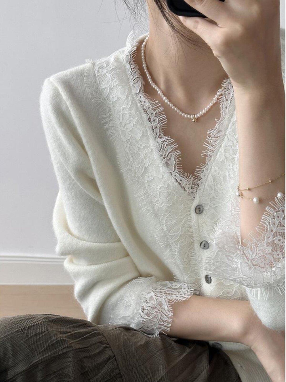 白色V领蕾丝针织开衫女士2025秋季新款小香味风格内毛衣下装衬衫,女装/女士精品,毛针织衫,淘宝优惠券,粉丝福利购,淘宝优惠卷