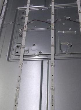 组装50寸HS-50D2003V2W9C1B91414M-MH-E 4X9 220308灯条背光铝板