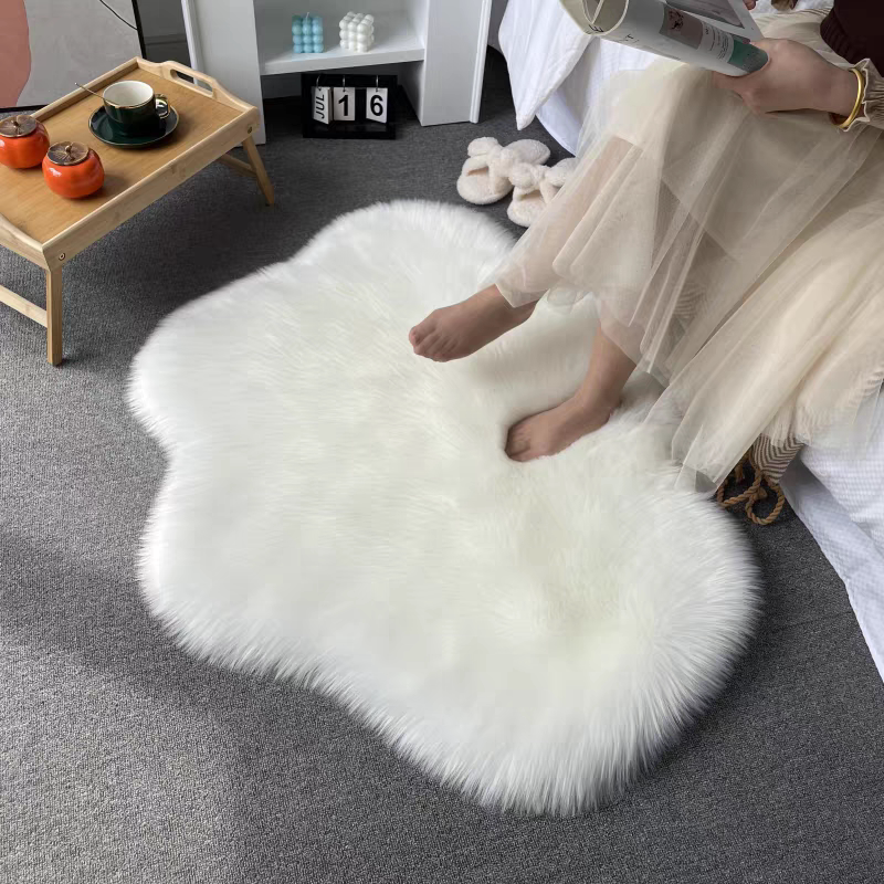 毛绒云朵地毯床边毯爱心少女公主不规则地垫白色长毛绒客厅茶几毯图片