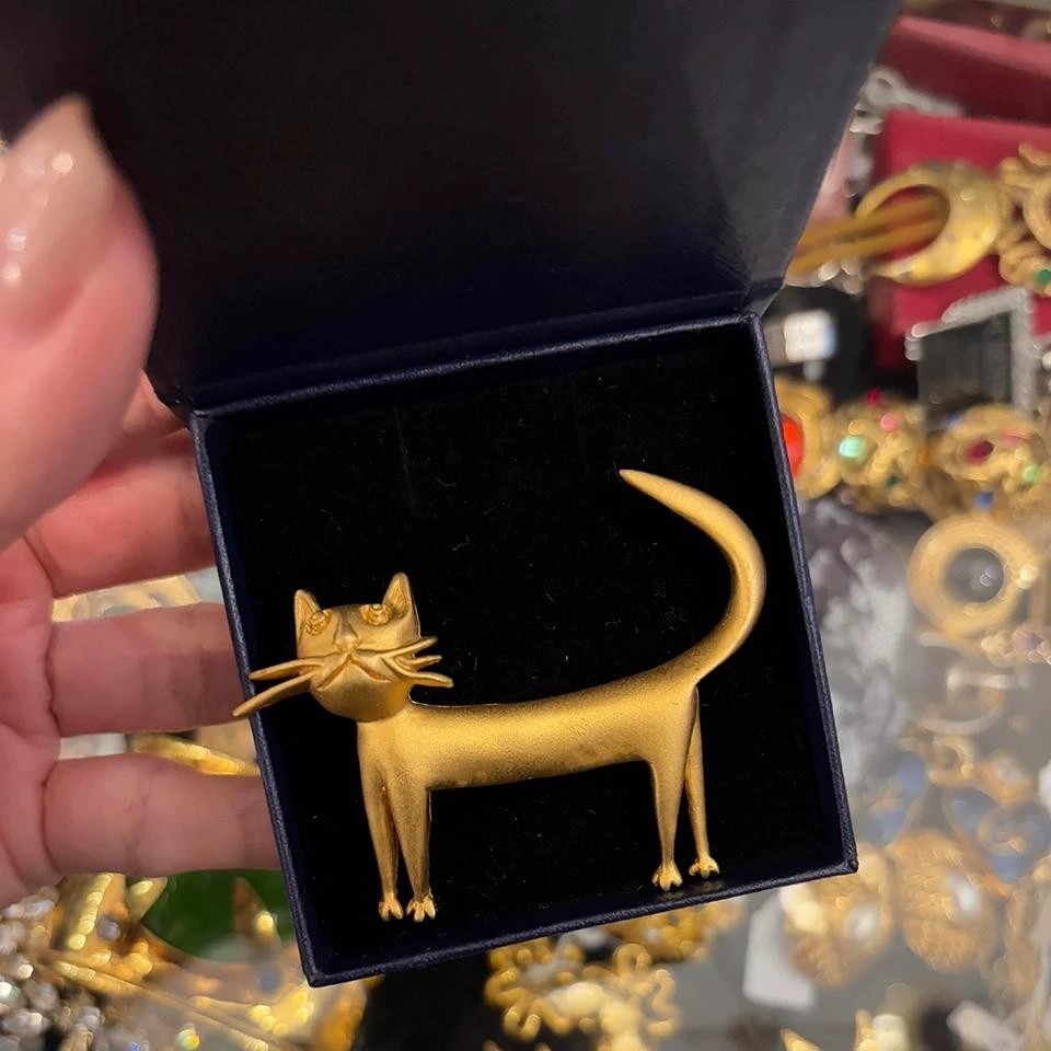 可爱猫咪胸针镀金色精致高档胸针古装汉服百搭2026新款轻奢别针,饰品/流行首饰/时尚饰品新,胸针,淘宝优惠券,粉丝福利购,淘宝优惠卷