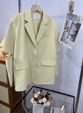 设计师款西装外套斜纹面料钮扣镂空奶黄色休闲韩系袖筒设计时尚