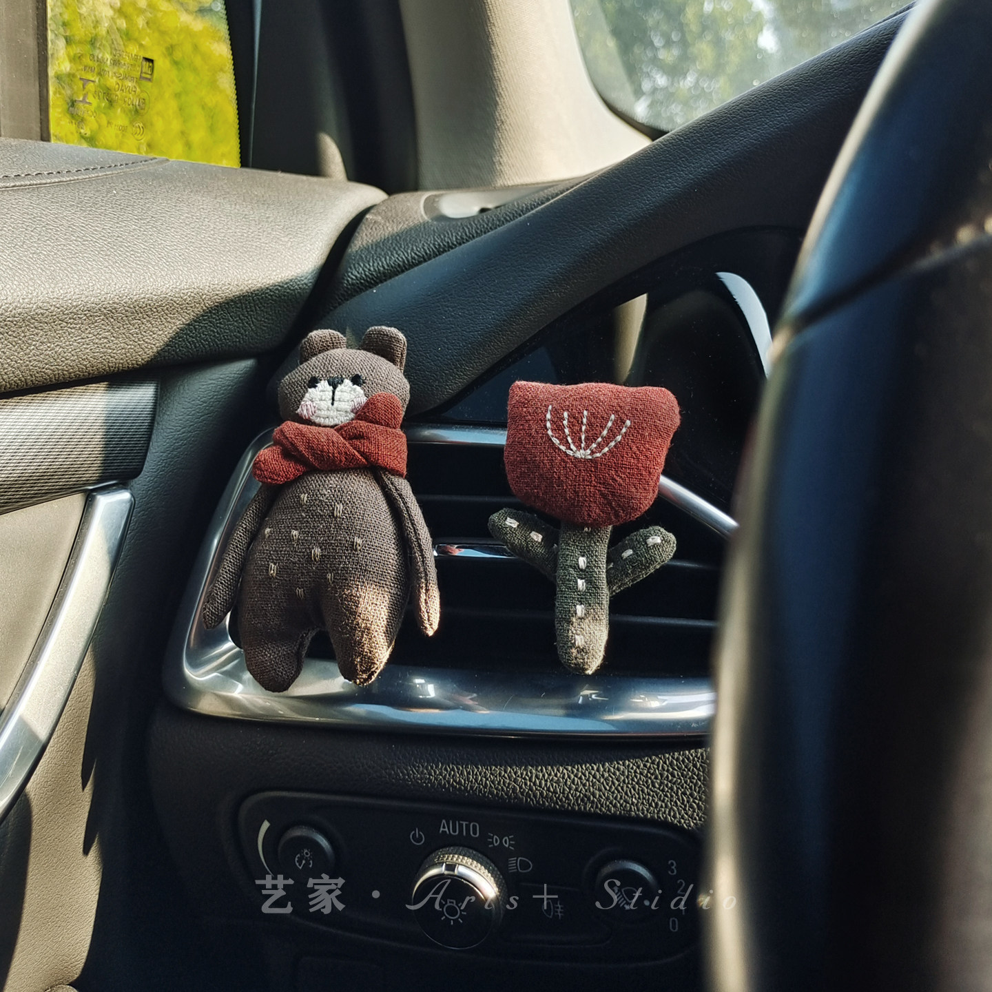 艺家围巾熊花朵汽车车载出风口香薰夹子香水车内可爱房子摆件装饰