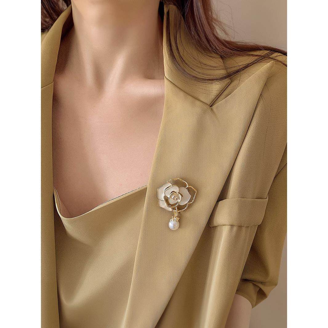 小众设计感山茶花胸针女秋西装大别针固定衣服神器高级感胸花配饰