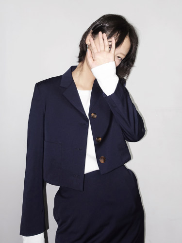 藏青色翻领短款长袖西装
