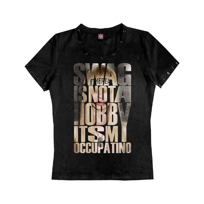 DETW"SWAG"字母人像数码印花全领金属孔弹性棉感正肩短袖T恤男女
