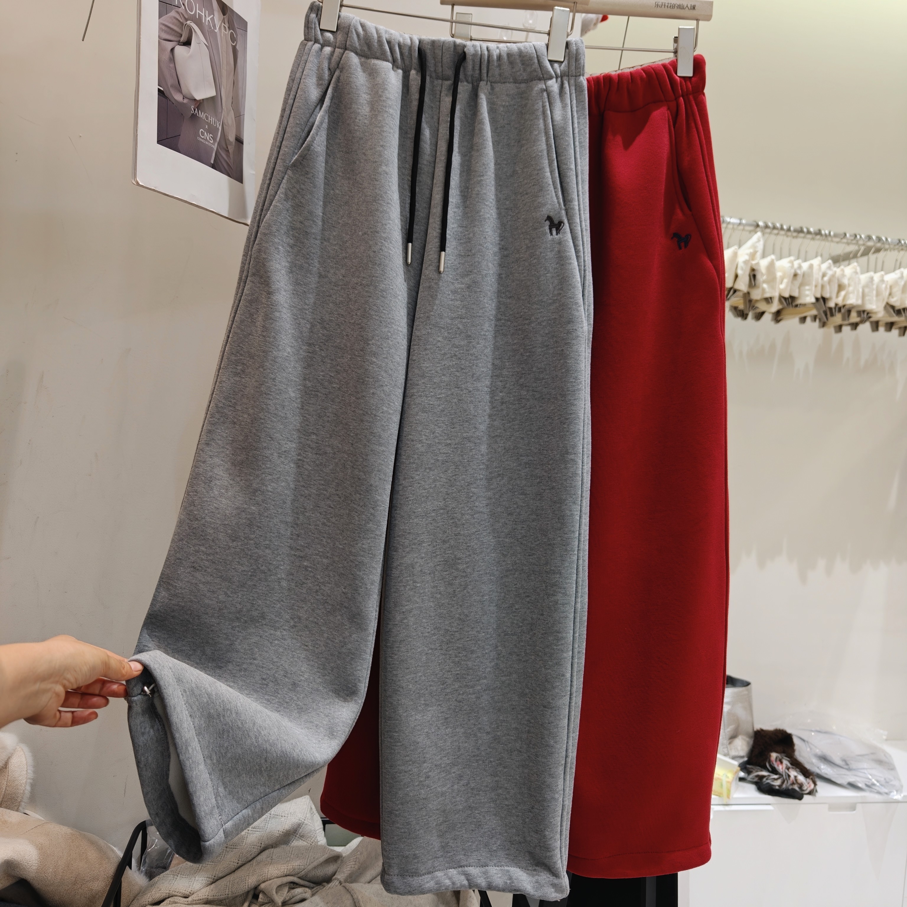 欧货高端小马刺绣加绒休闲裤卫裤女2025冬季加厚保暖阔腿直筒裤潮,女装/女士精品,休闲裤,淘宝优惠券,粉丝福利购,淘宝优惠卷