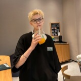 黑色