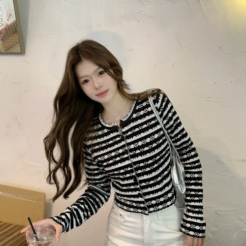 实拍实价 新款韩版设计感重工提花显瘦百搭短款柔软舒适开衫