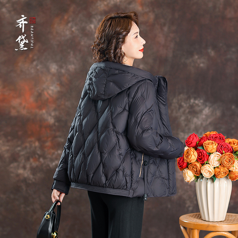 齐黛品牌妈妈羽绒服冬装2025新款连帽加厚保暖奶奶冬天90绒短外套