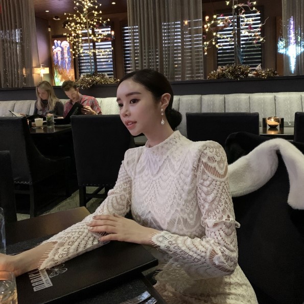 韩国官网代购早春款华丽转身优雅镂空钩花修身睫毛蕾丝连衣裙