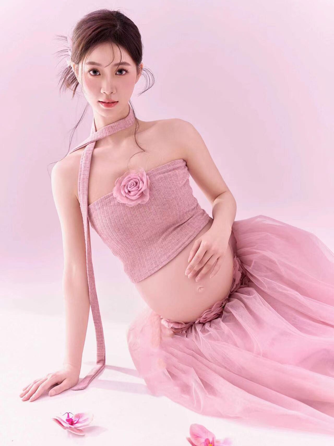 임산부가 사진을 찍을 수 있는 새로운 사진 스튜디오 옷 아름답고 장난스럽고 귀여운 임산부 엄마 임산부가 집에서 사진을 찍을 수 있는 신선한 옷