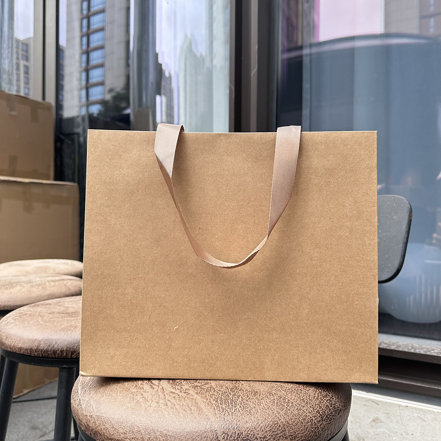 2026新款服装店手提袋子购物牛皮纸袋女装包装带礼品袋美容院定制