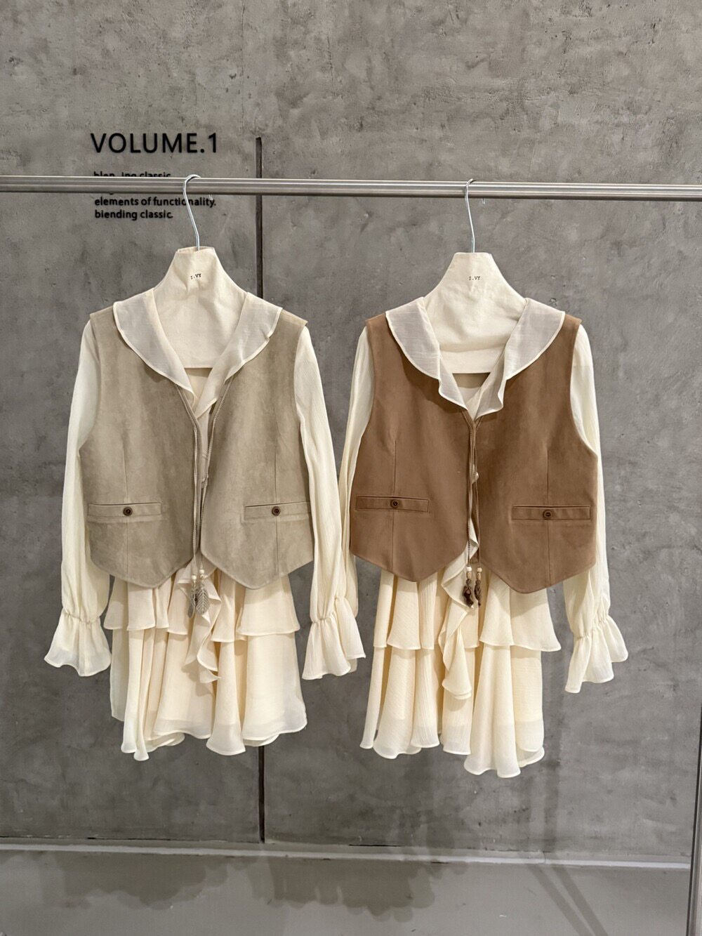 巧巧东大门2026春显瘦长袖V领荷叶边连衣裙+复古名族风马甲外套女