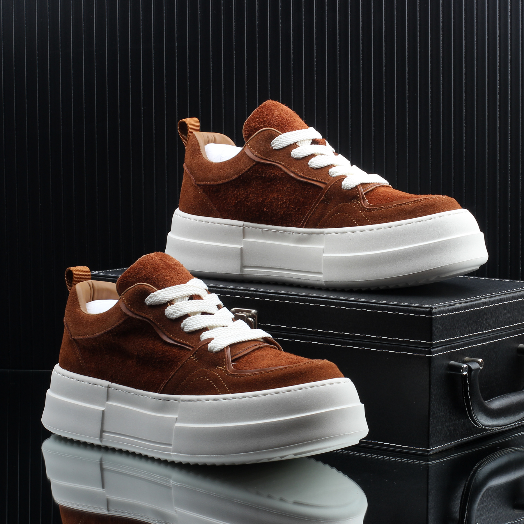 高级感潮牌时尚复古休闲板鞋男款