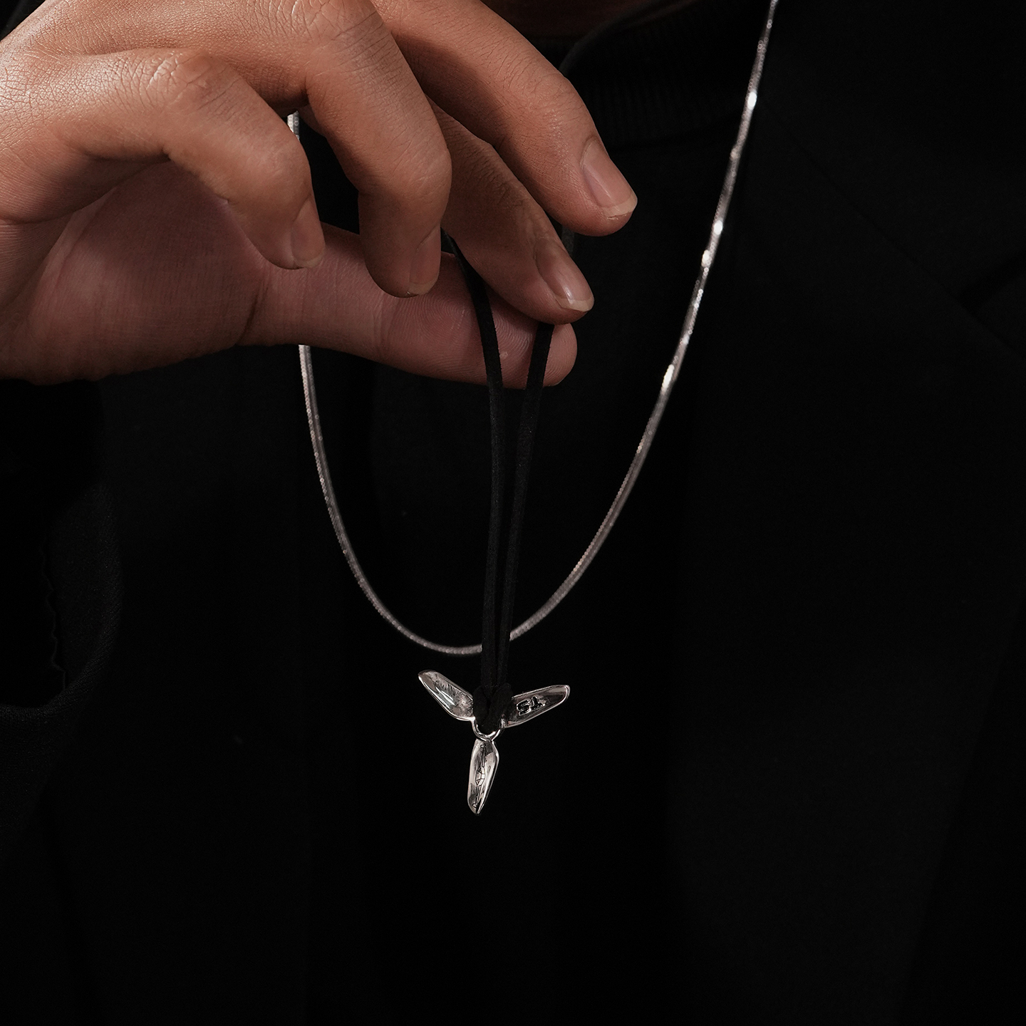 百搭街头皮绳风扇吊坠长款毛衣链