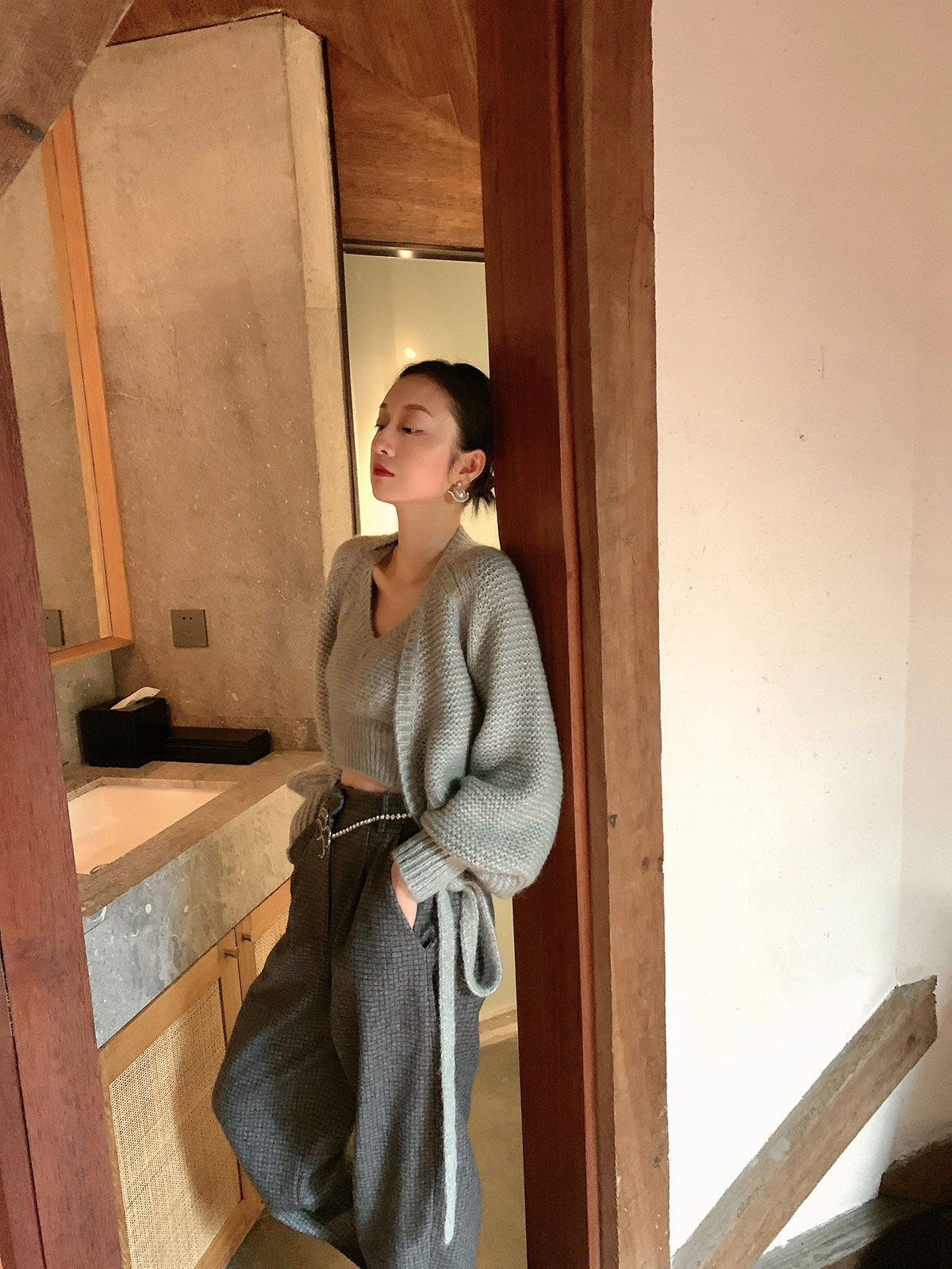 精致钻扣裹身毛衣两件套