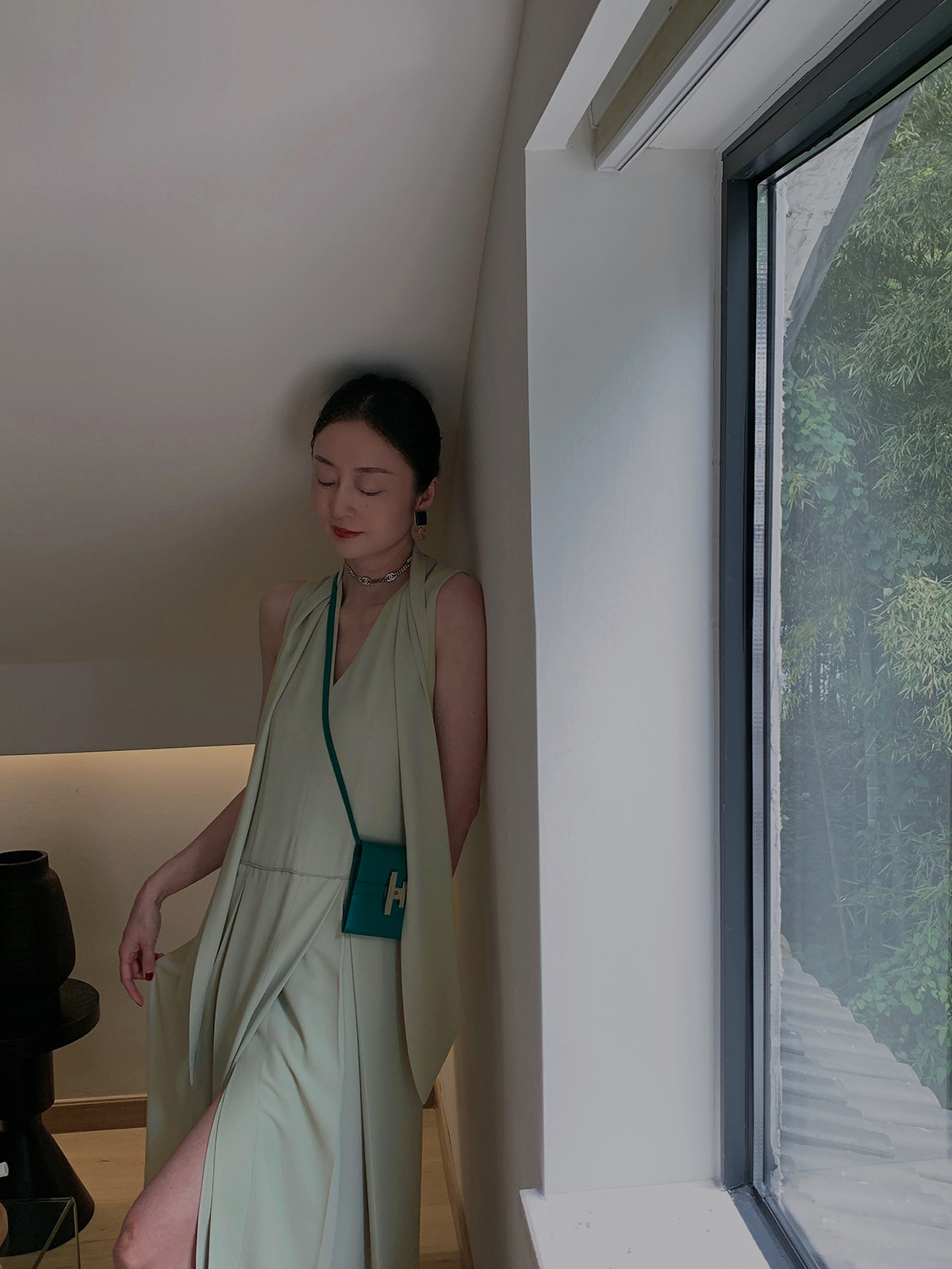 a bow 珍藏典藏/h低调品位 无袖设计双侧开叉飘带领连衣裙女春夏