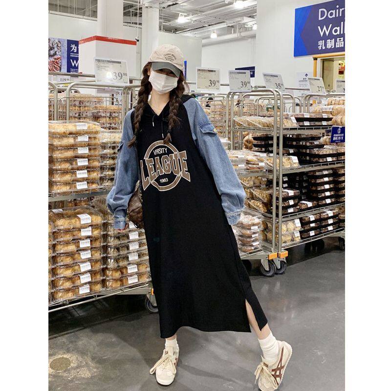 特大码300斤假两件牛仔拼接连衣裙女2026新款连帽卫衣过膝长裙子2