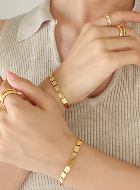 简约钛钢镀18K金LOVE手链女款