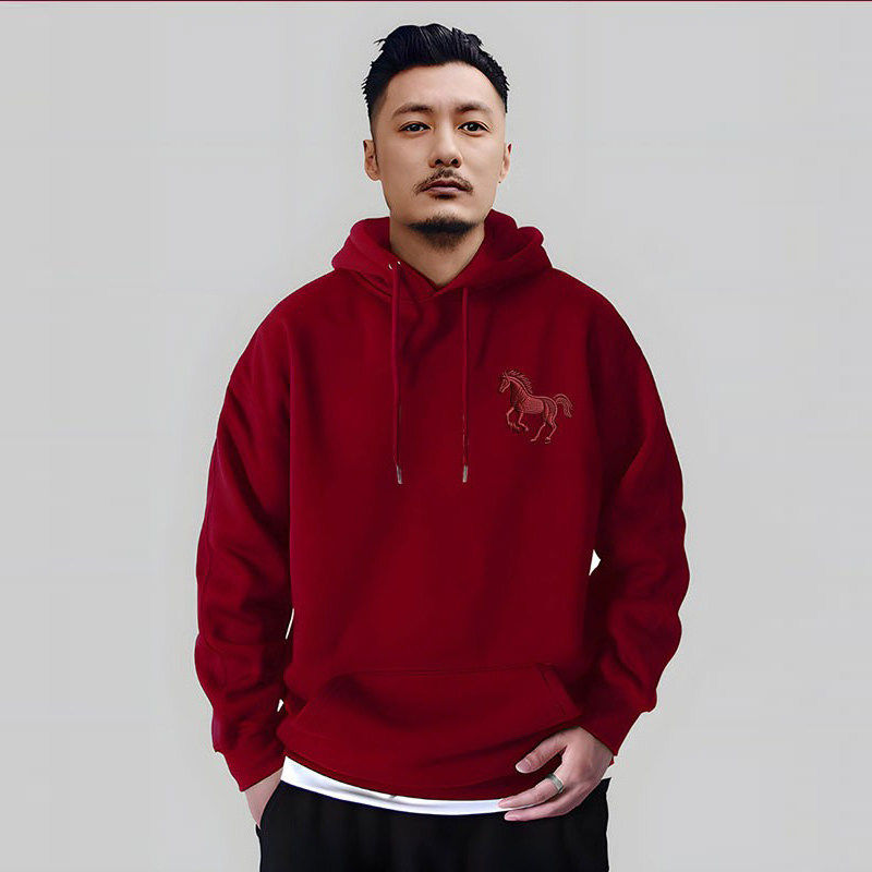 仓树一石秋冬款加绒刺绣连帽卫衣男2026马年本命年衣服酒红色外套