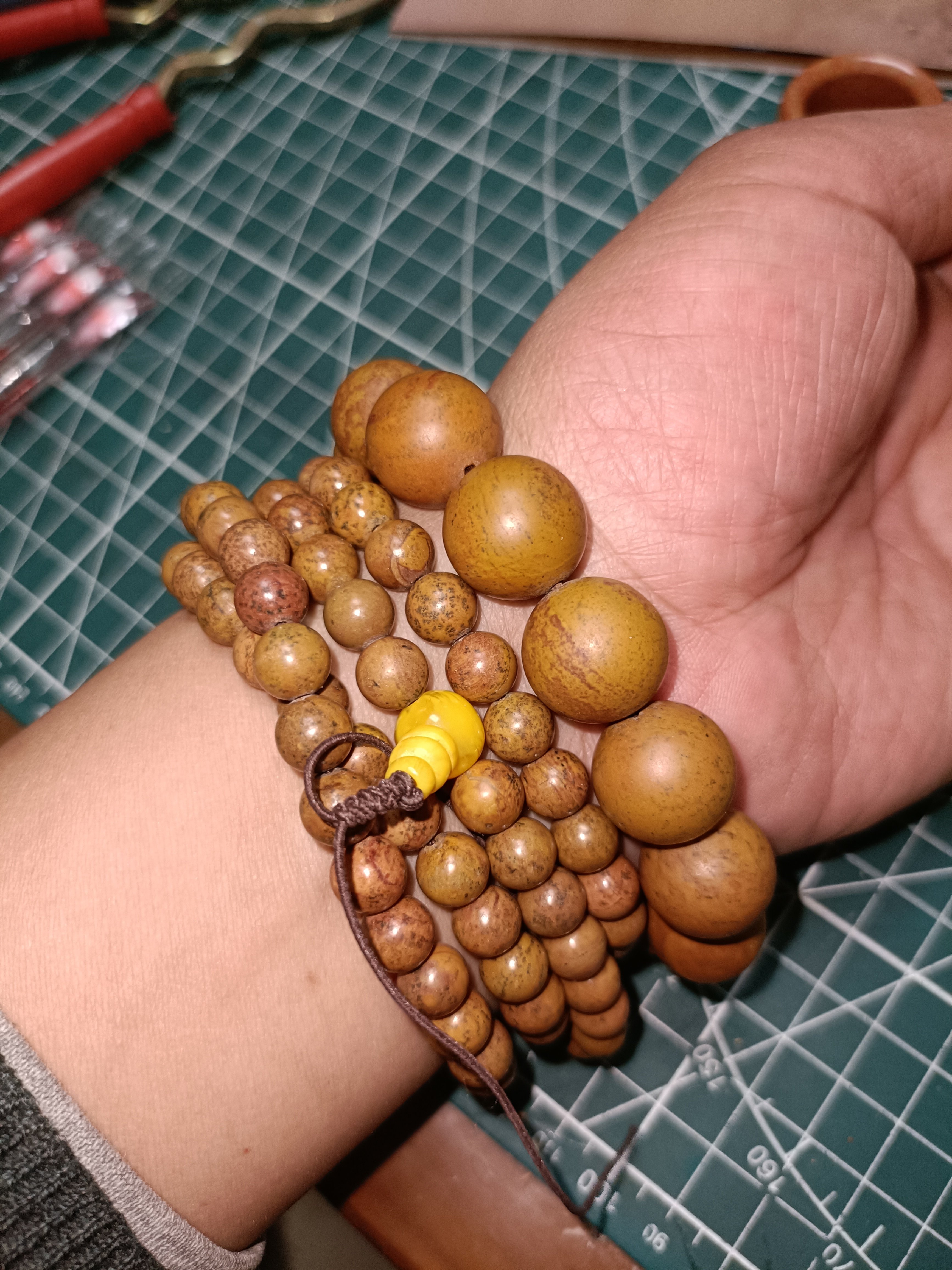 泗水砭石帝王黄手串，手链手球，马头山老料，圣水峪料子带黑斑点