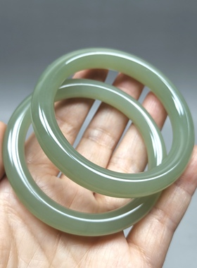 天然和田玉手镯56mm圈口湖水绿