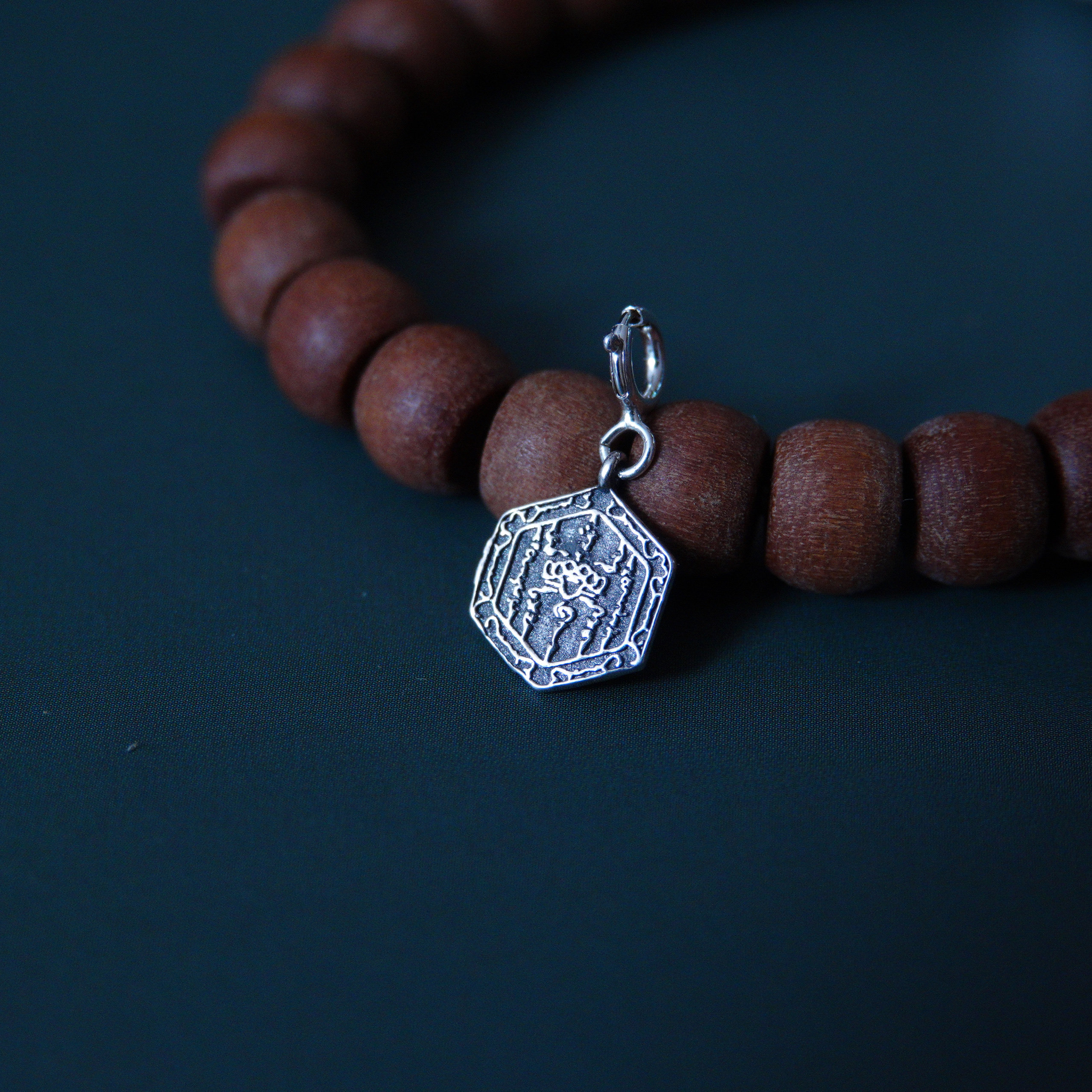 s925纯银五条经文莲花藏式挂件复古做旧文玩配饰藏式佛牌侧挂卡子