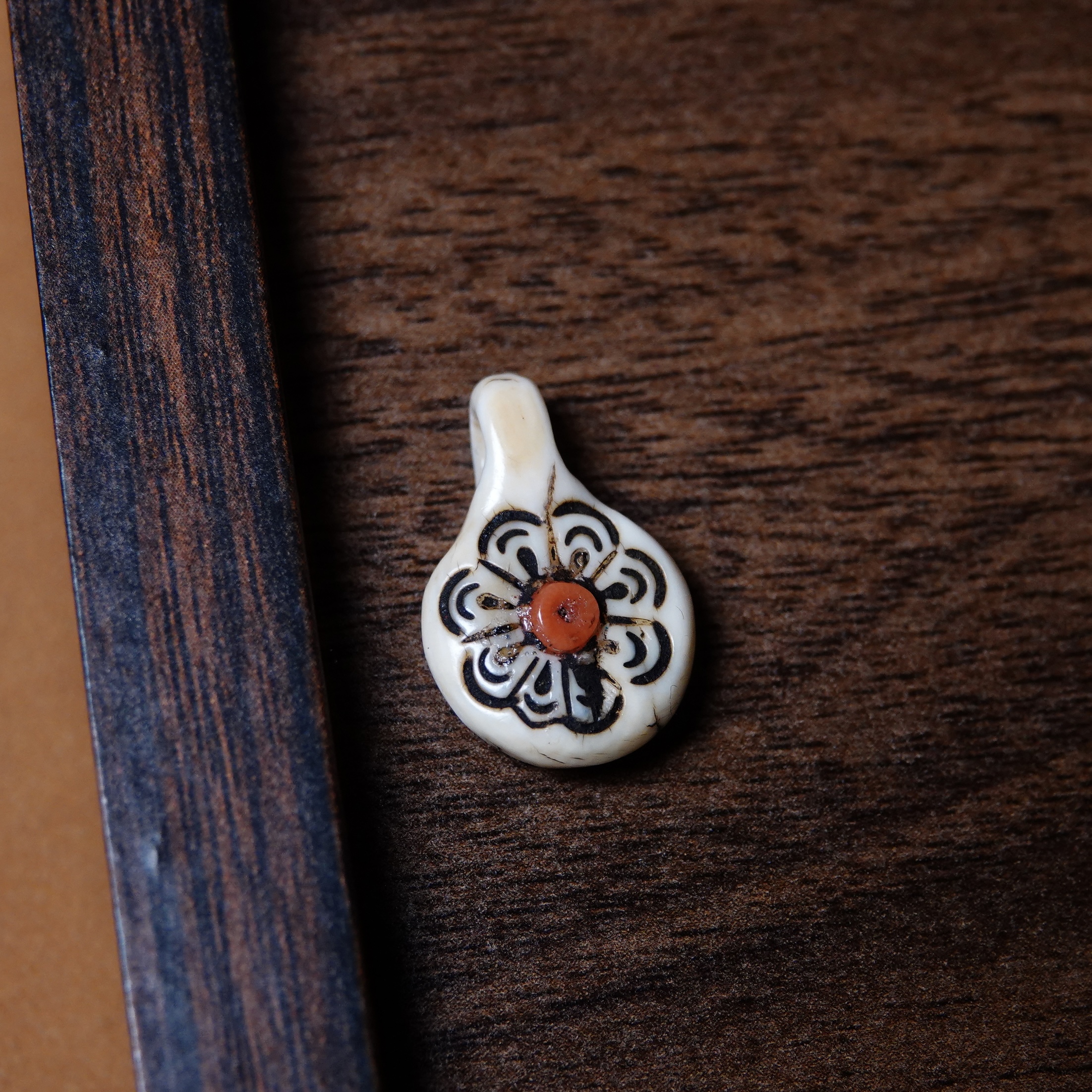 牧区原生态红海鲜镶嵌格桑花猛犸牙老高白侧挂卡子念珠百搭配饰