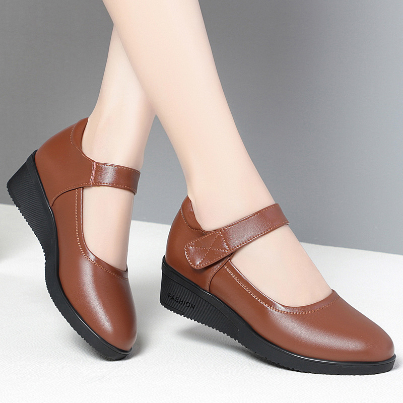 春秋季中年妈妈鞋中老年舒适软底单鞋不累脚皮鞋胖脚女士牛筋底鞋