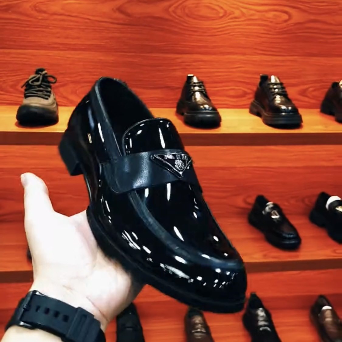 广州新款真皮漆皮一脚蹬圆头时尚潮流行休闲时尚男鞋支持密文下单