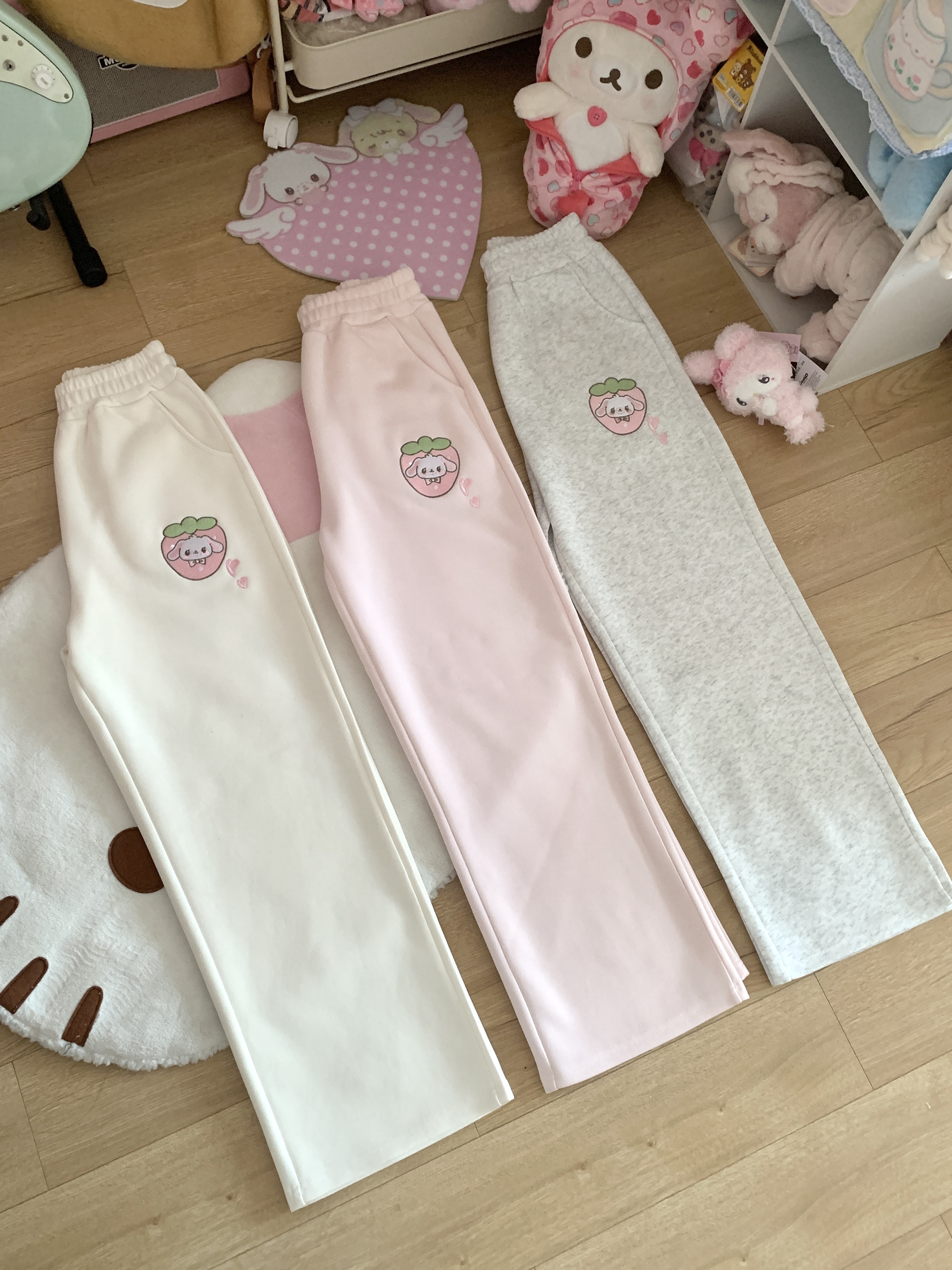 Blurred bear原创日系宅萌可爱草莓刺绣软妹宽松直筒加绒加厚长裤