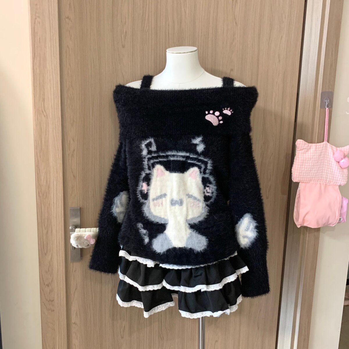 Blurredbear原创宅萌系仿貂毛漏肩针织衫女软萌一字肩加厚毛衣女