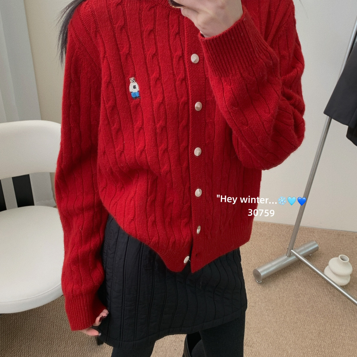 SUGAR-柔软糯圆领小熊刺绣百搭排扣保暖毛衣（含51.0绵羊毛）3075