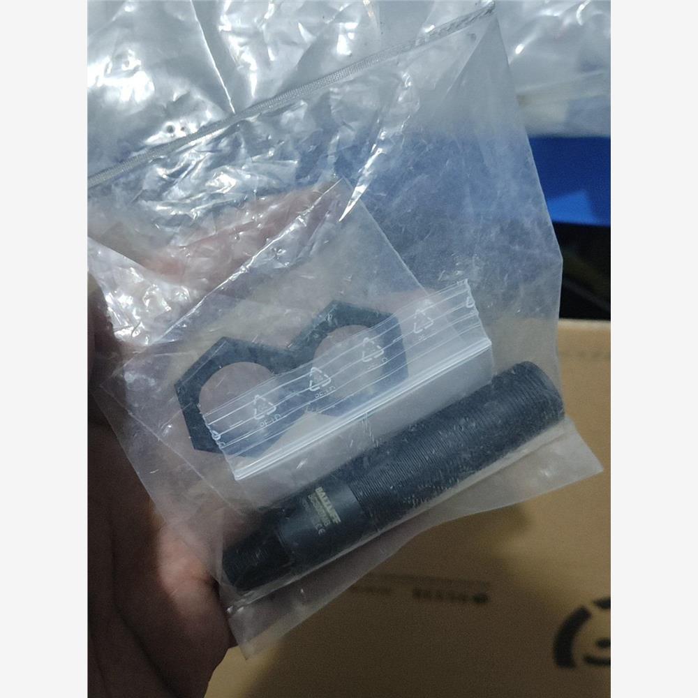 议价巴鲁夫电容式接近传感器BCS00M8 全新