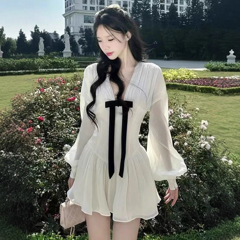 法式气质蝴蝶结拼接V领长袖连衣裙女秋小众褶皱修身白色短裙女装