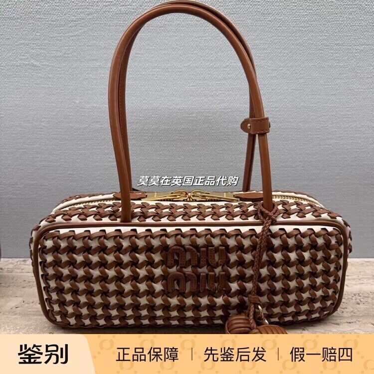 英国代购miu miu缪缪 95折新款 徽标logo 带缀饰皮革编织手提包