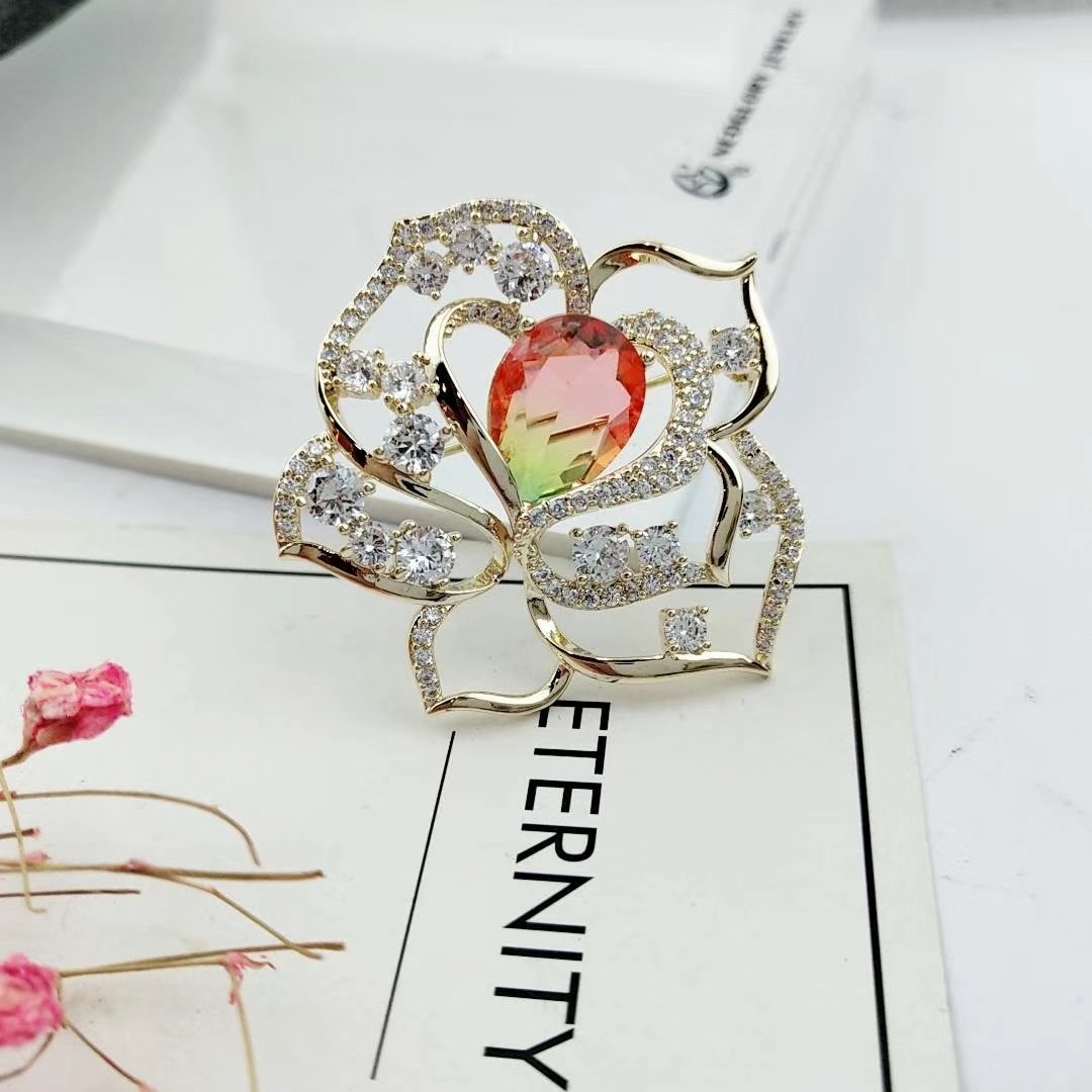 新光时尚胸针女士玫瑰胸花别针扣大气仿水晶日韩国气质衣服配饰品