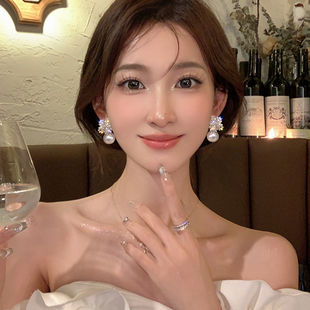 冬日恋歌_精致满钻雪花珠珠耳钉设计高级感轻奢时尚百搭耳环耳饰