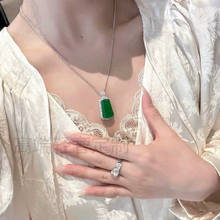 不掉色翠绿色无事牌吊坠轻奢高级感设计感百搭镶嵌镀项链配饰品女