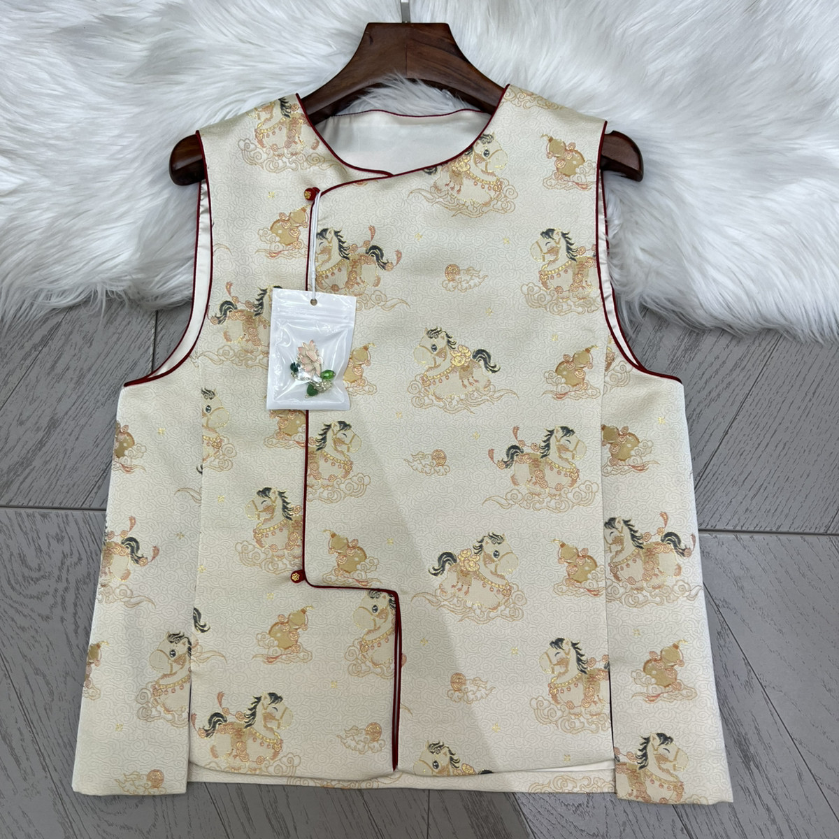 七七设计板复古偏襟新中式马甲宋锦提花自带肌理质感马甲A9765,女装/女士精品,马夹,淘宝优惠券,粉丝福利购,淘宝优惠卷