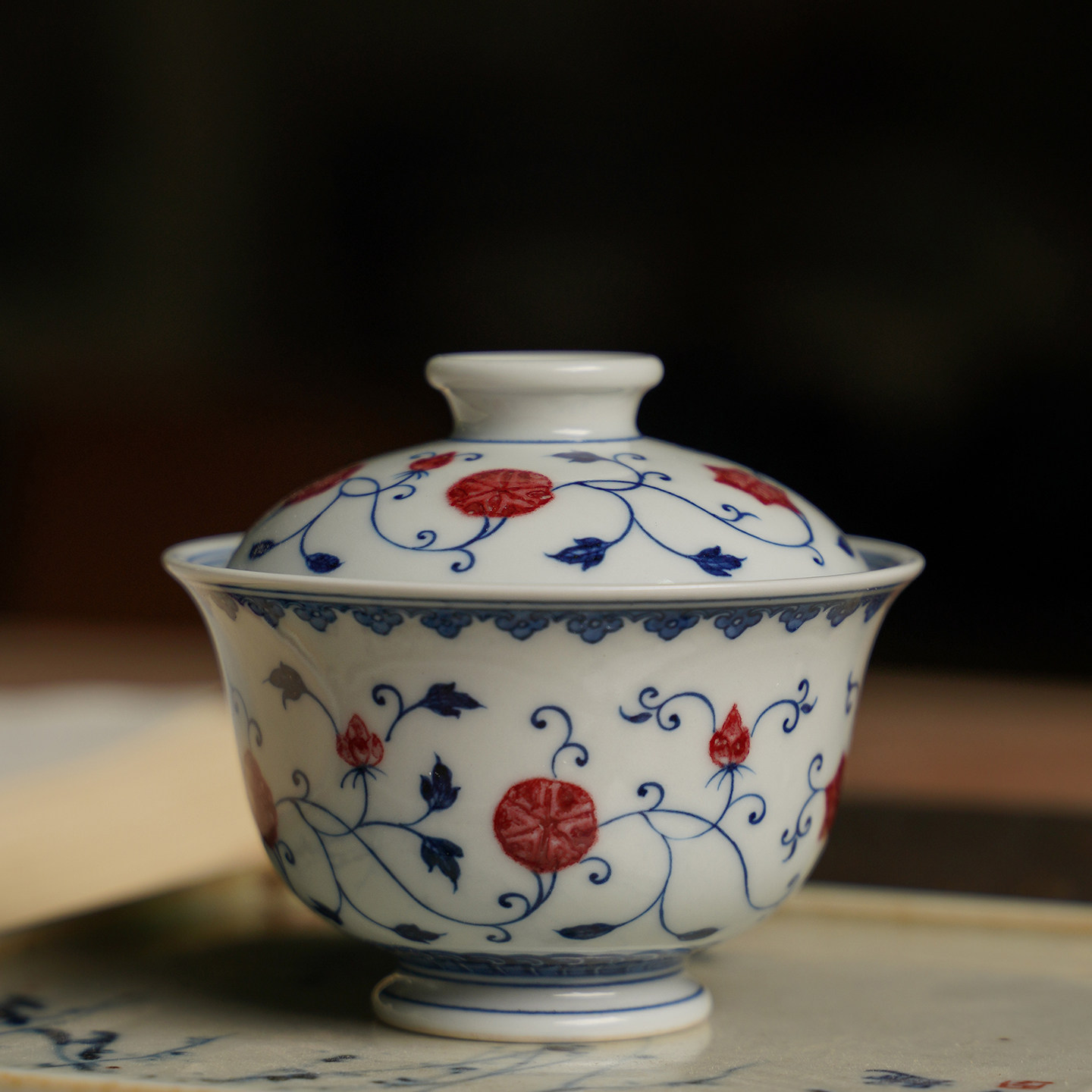 手绘青花釉里红缠枝莲二才盖碗图片