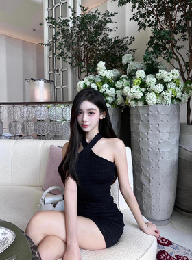 *辨识度美女*特殊纹理面料性感挂脖交叉连衣裙