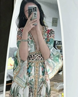 卜斯斯同款 花朵v领深v重工显瘦收腰烫钻大裙摆连衣裙 美jue人寰