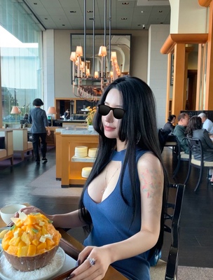 孙智慧「温柔的美艳杀手」 靛青色圆领三角无袖针织包臀连衣裙