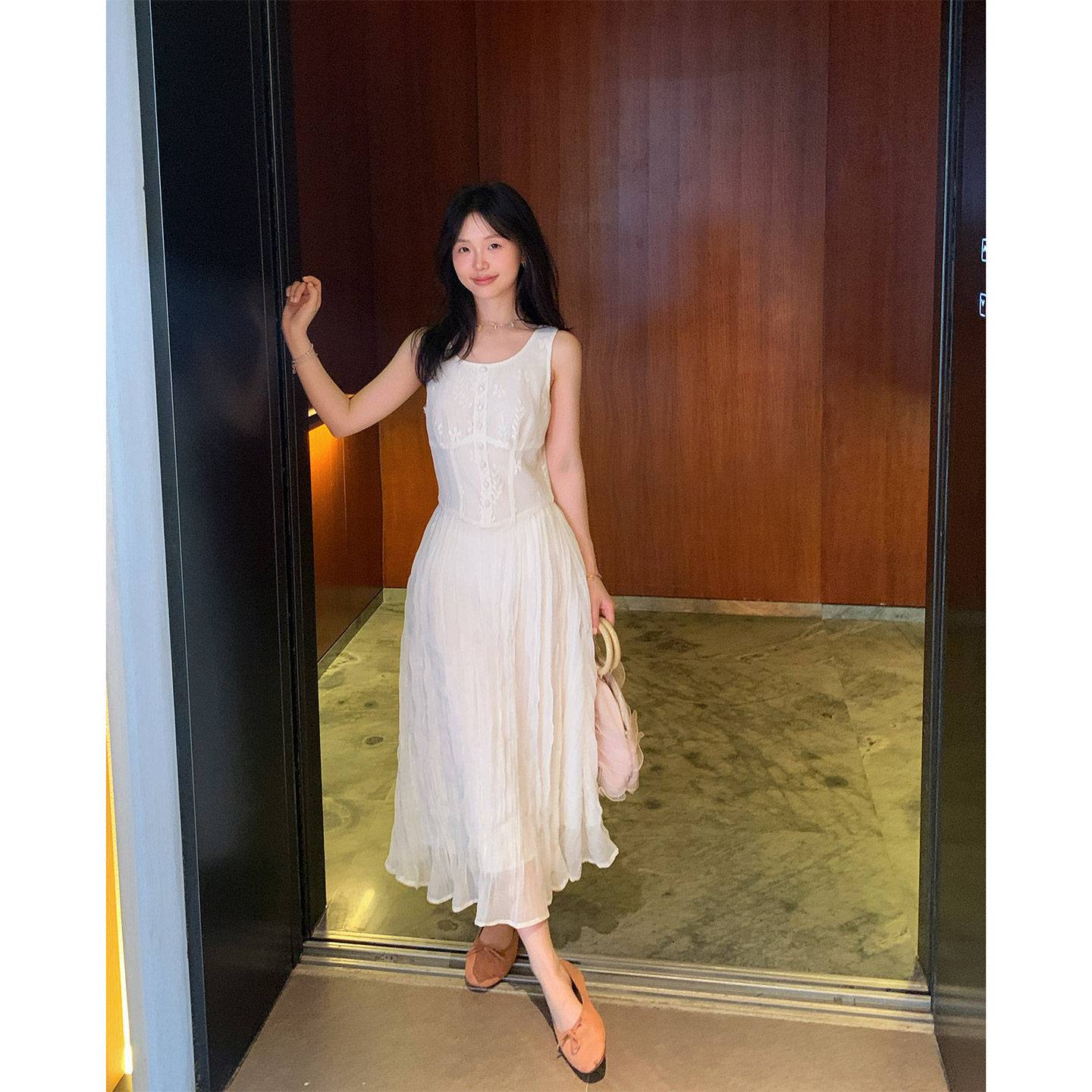 一三良品小个子 温柔小白裙 度假风刺绣收腰无袖背心连衣裙子女长